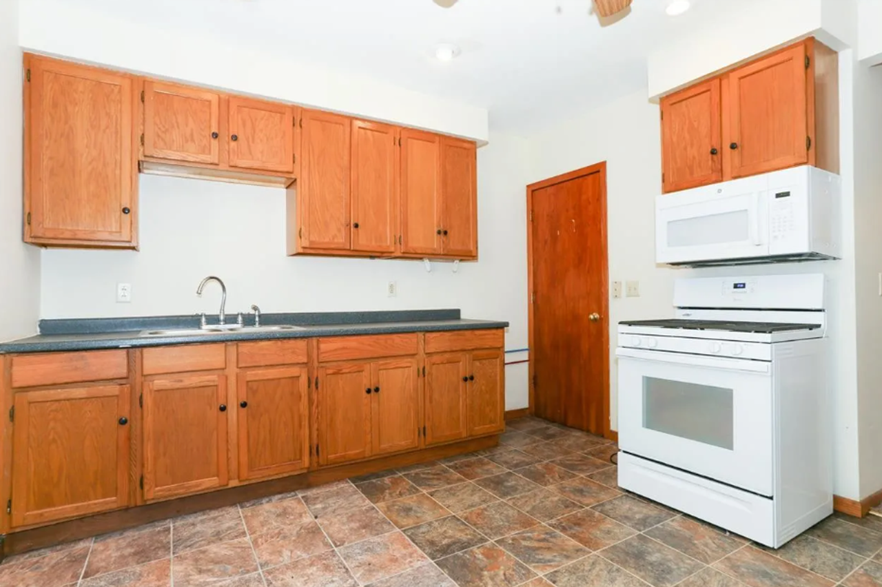 575 Almond St - Photo 4 of 6