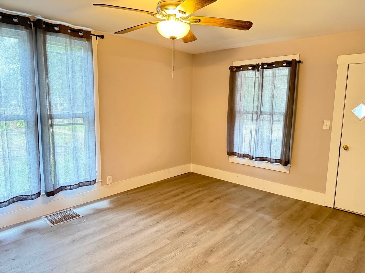 103 N Walnut St - Photo 3 of 10