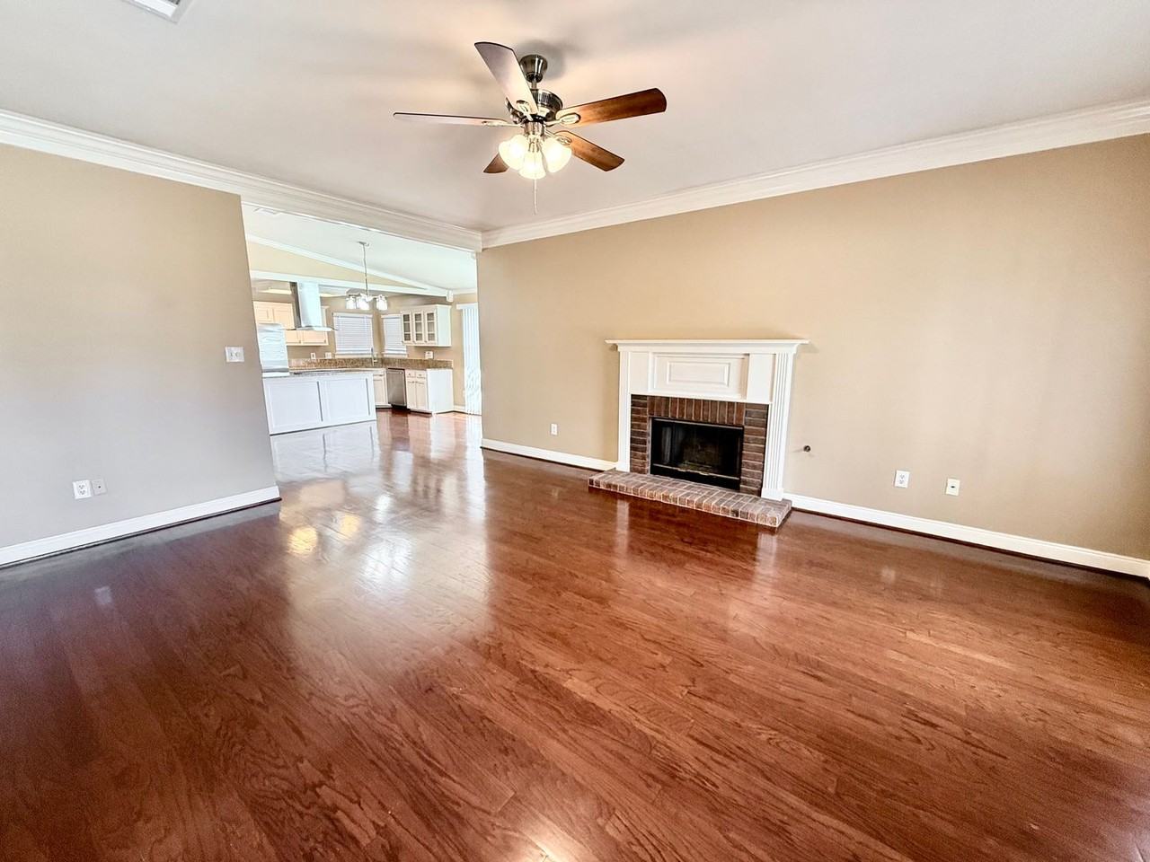 18410 Lakefield Ave - Photo 3 of 32