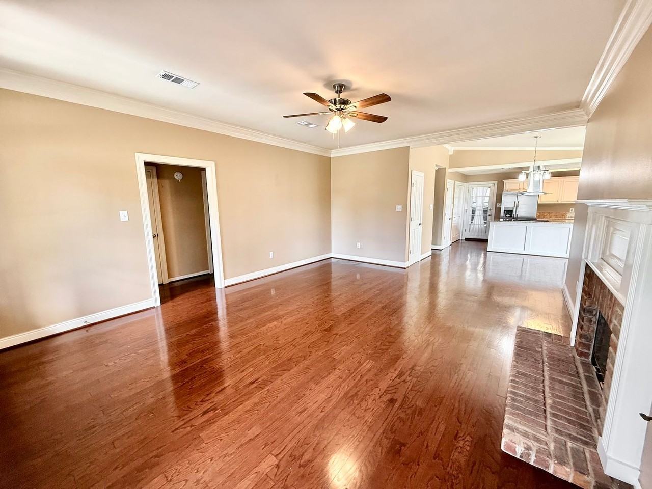 18410 Lakefield Ave - Photo 4 of 32