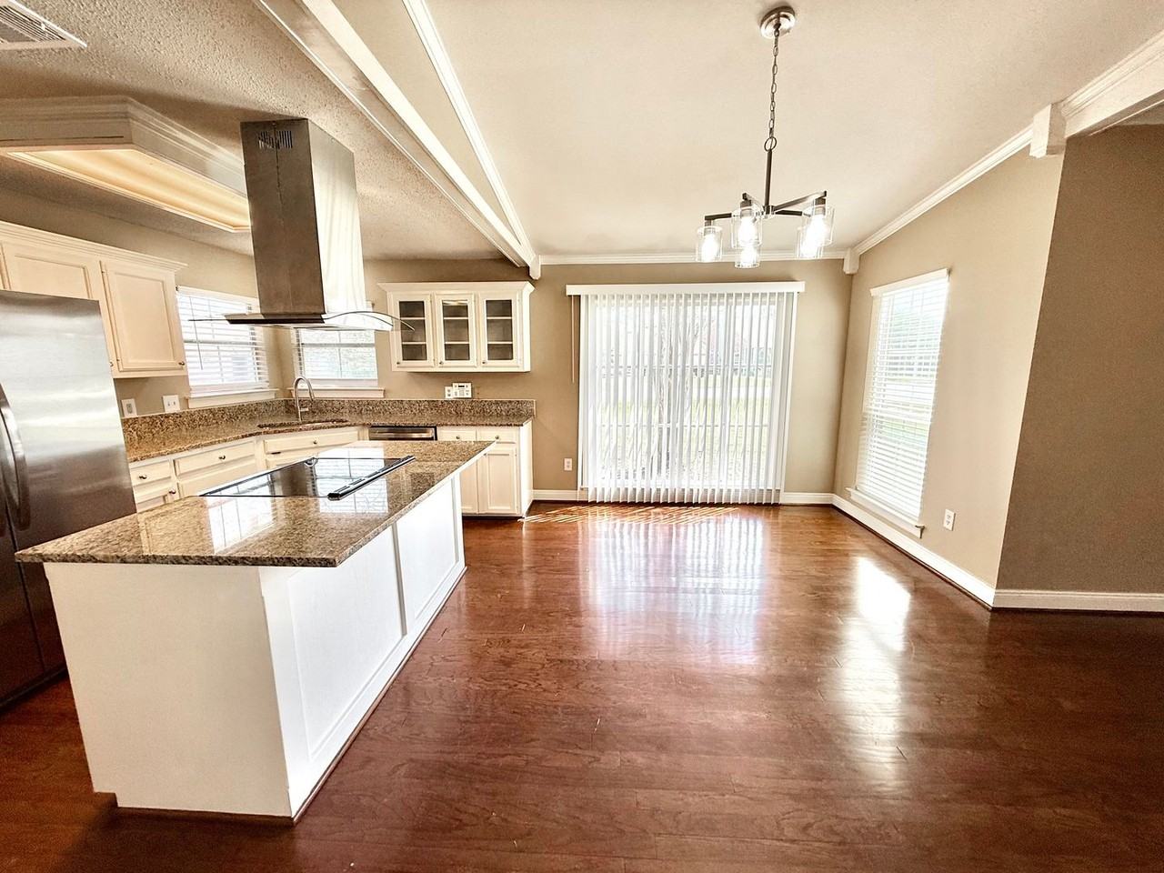 18410 Lakefield Ave - Photo 6 of 32
