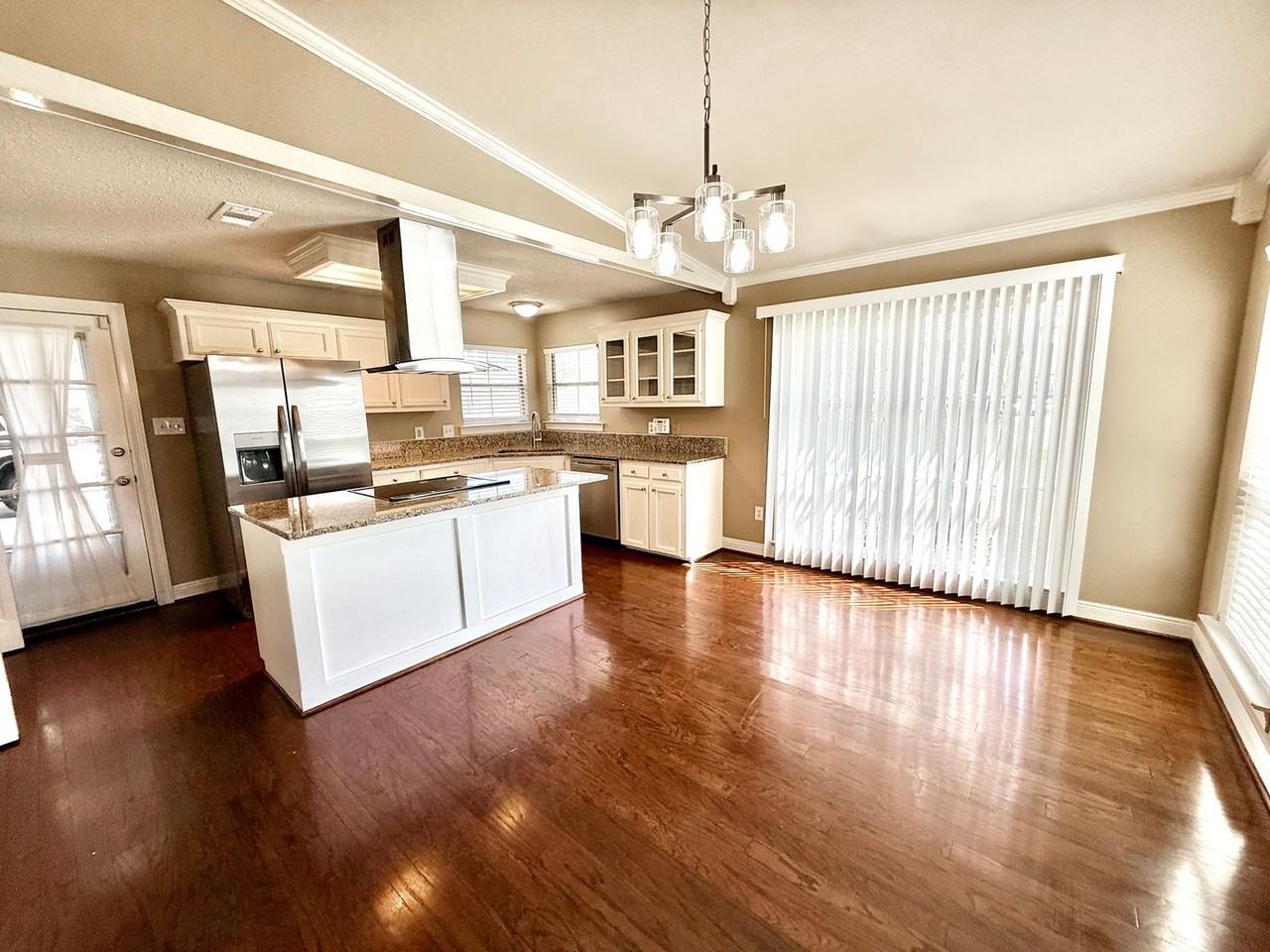 18410 Lakefield Ave - Photo 7 of 32