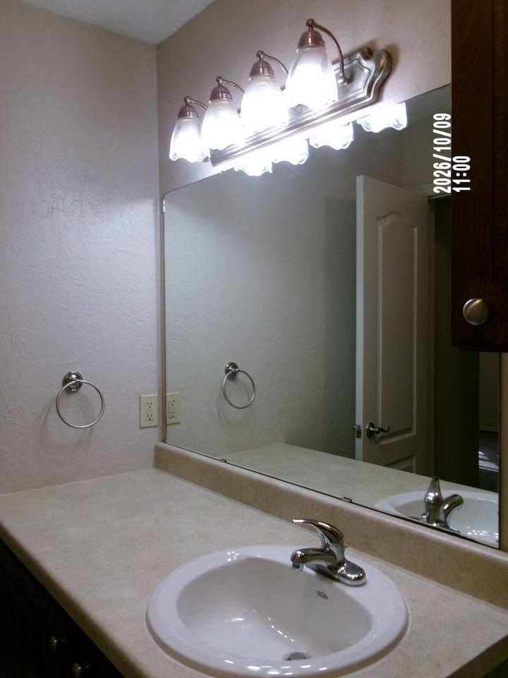 1420 Nw Hunter Rd - Photo 5 of 14
