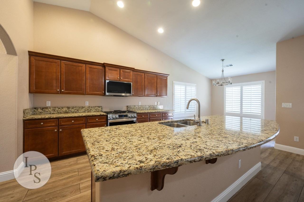 5450 N Maruyama Ave - Photo 5 of 24