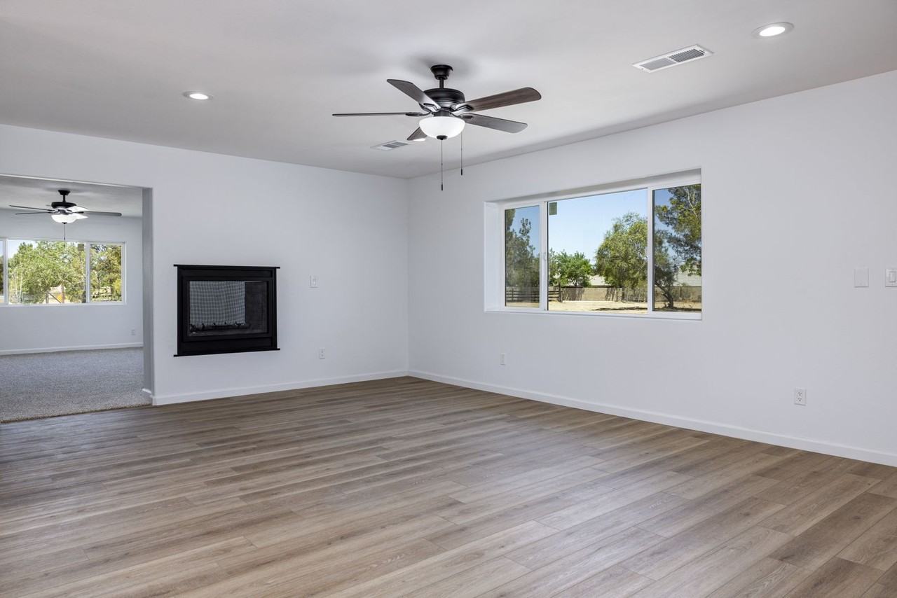 1135 N Mahan St - Photo 4 of 26