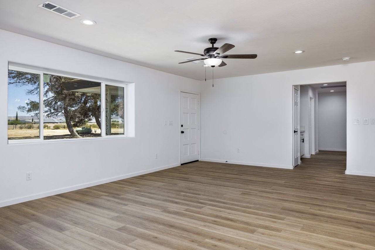 1135 N Mahan St - Photo 5 of 26
