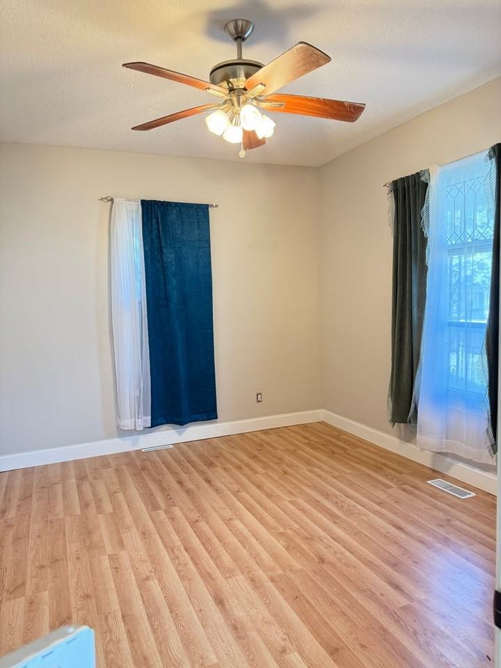 2614 Renick St - Photo 3 of 8