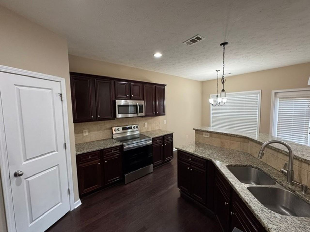 105 Yellow Jacket Ct - Photo 4 of 20