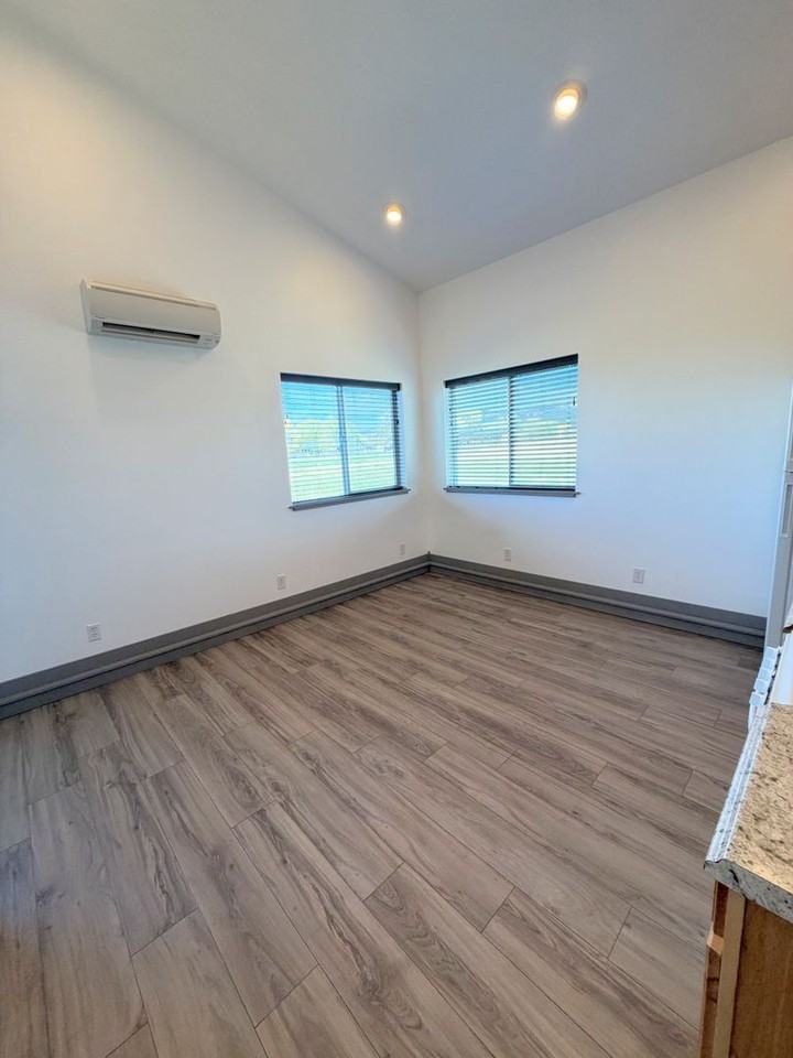 1558 Bryan Dr - Photo 3 of 10