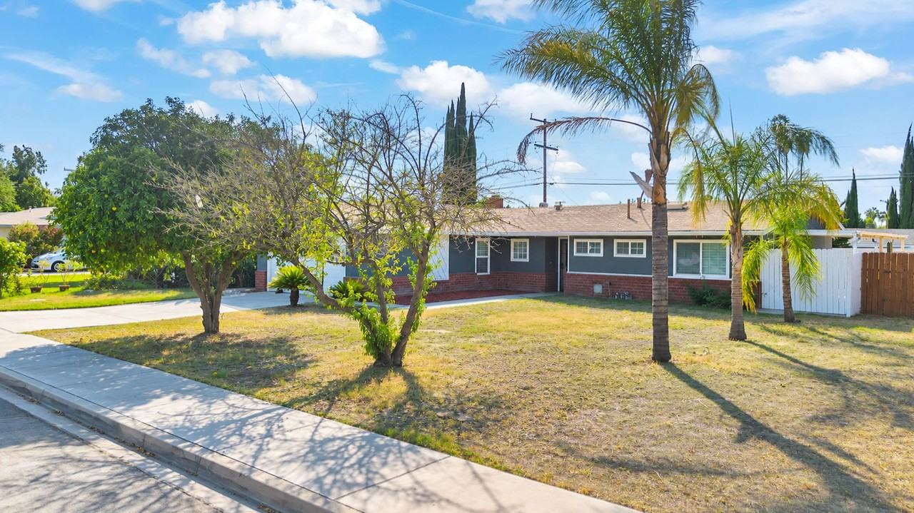 10740 Coloma St - Photo 2 of 26