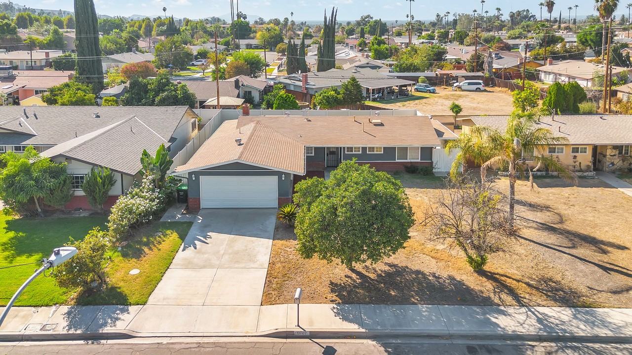 10740 Coloma St - Photo 3 of 26