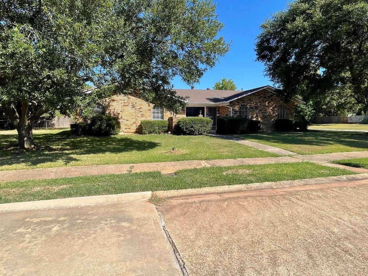 2417 Ashdown Dr - Photo 2 of 24