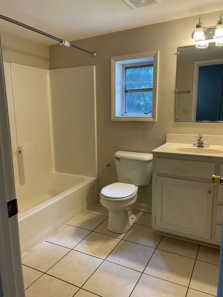 1007 Avenue A Ne - Photo 3 of 8