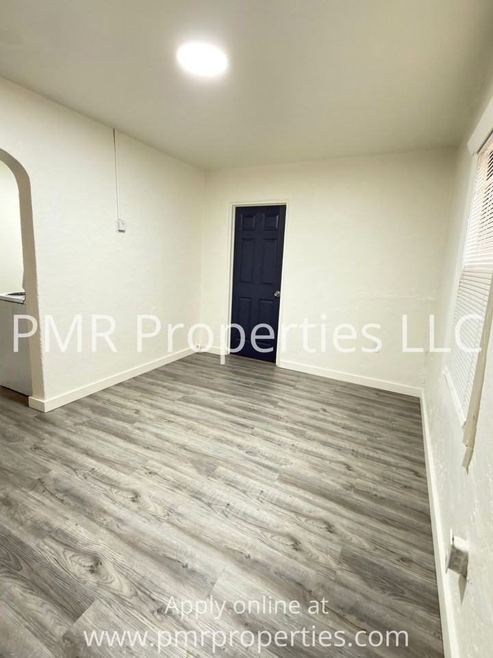 1211 Nw Lincoln Ave - Photo 2 of 9