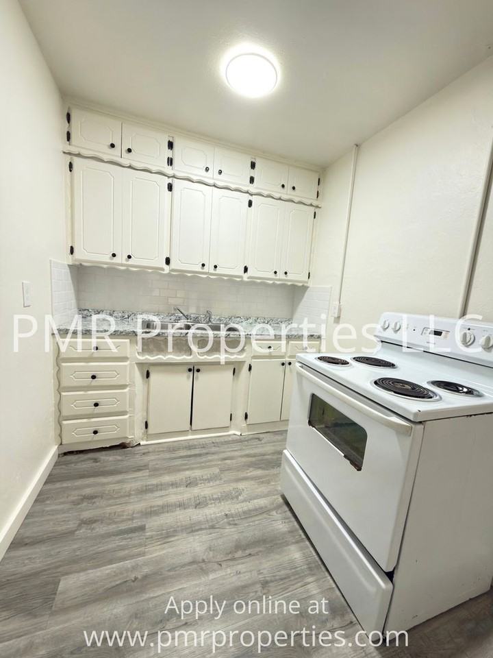 1211 Nw Lincoln Ave - Photo 3 of 9
