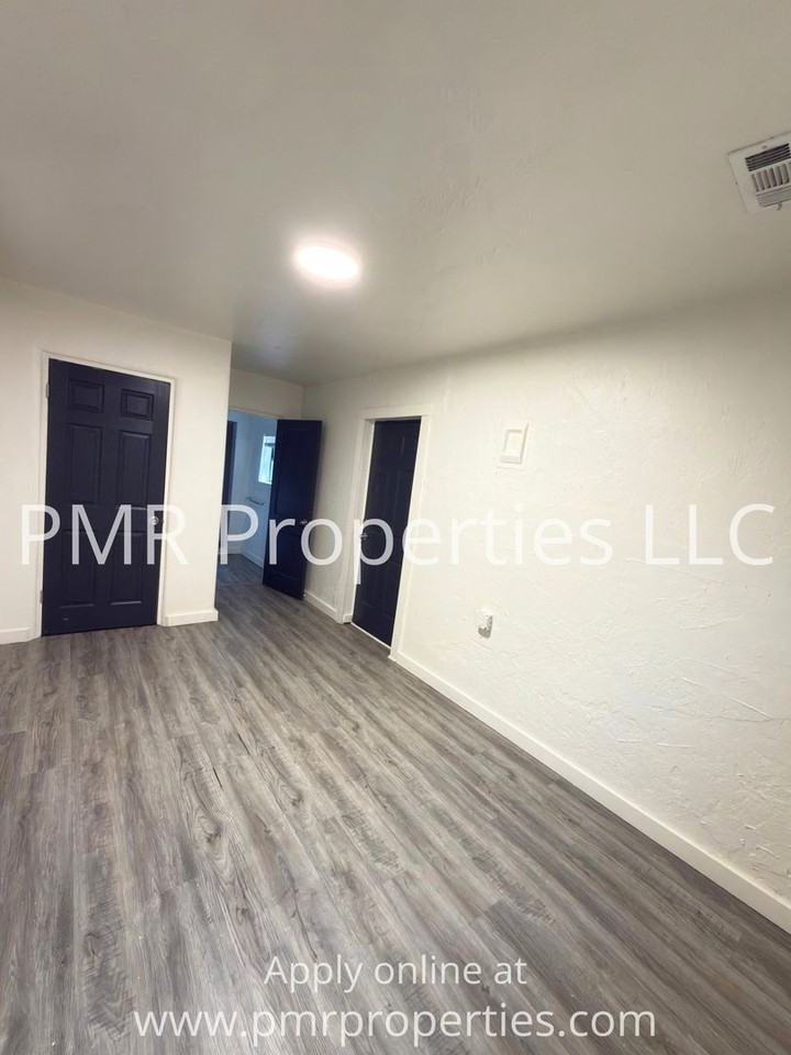 1211 Nw Lincoln Ave - Photo 4 of 9
