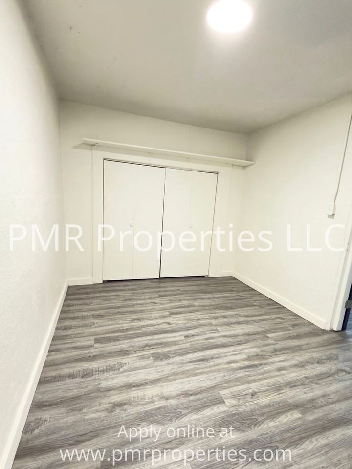 1211 Nw Lincoln Ave - Photo 5 of 9