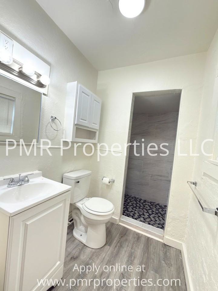 1211 Nw Lincoln Ave - Photo 6 of 9