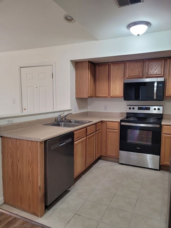 670 Bassett Dr Apt 3b #3B - Photo 3 of 15