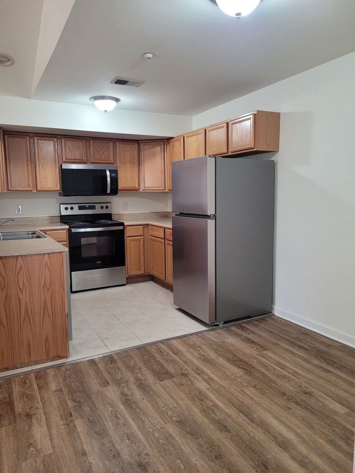 670 Bassett Dr Apt 3b #3B - Photo 4 of 15