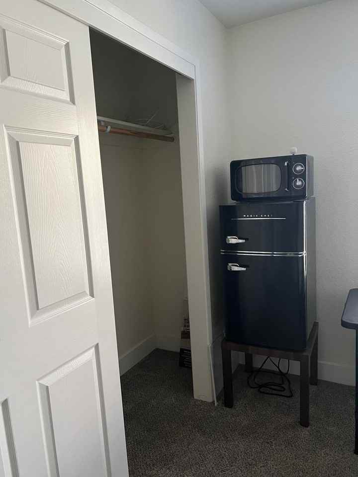 1033 Colleen Ct - Photo 4 of 20