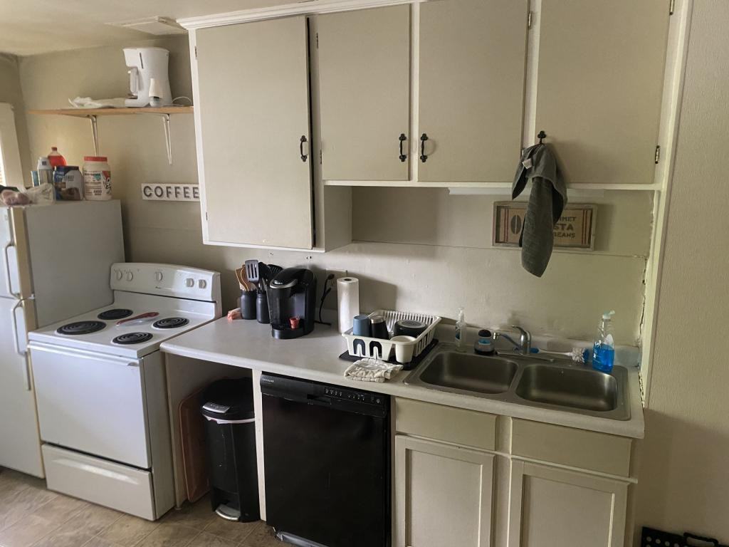 230 16th St S - Photo 4 of 6
