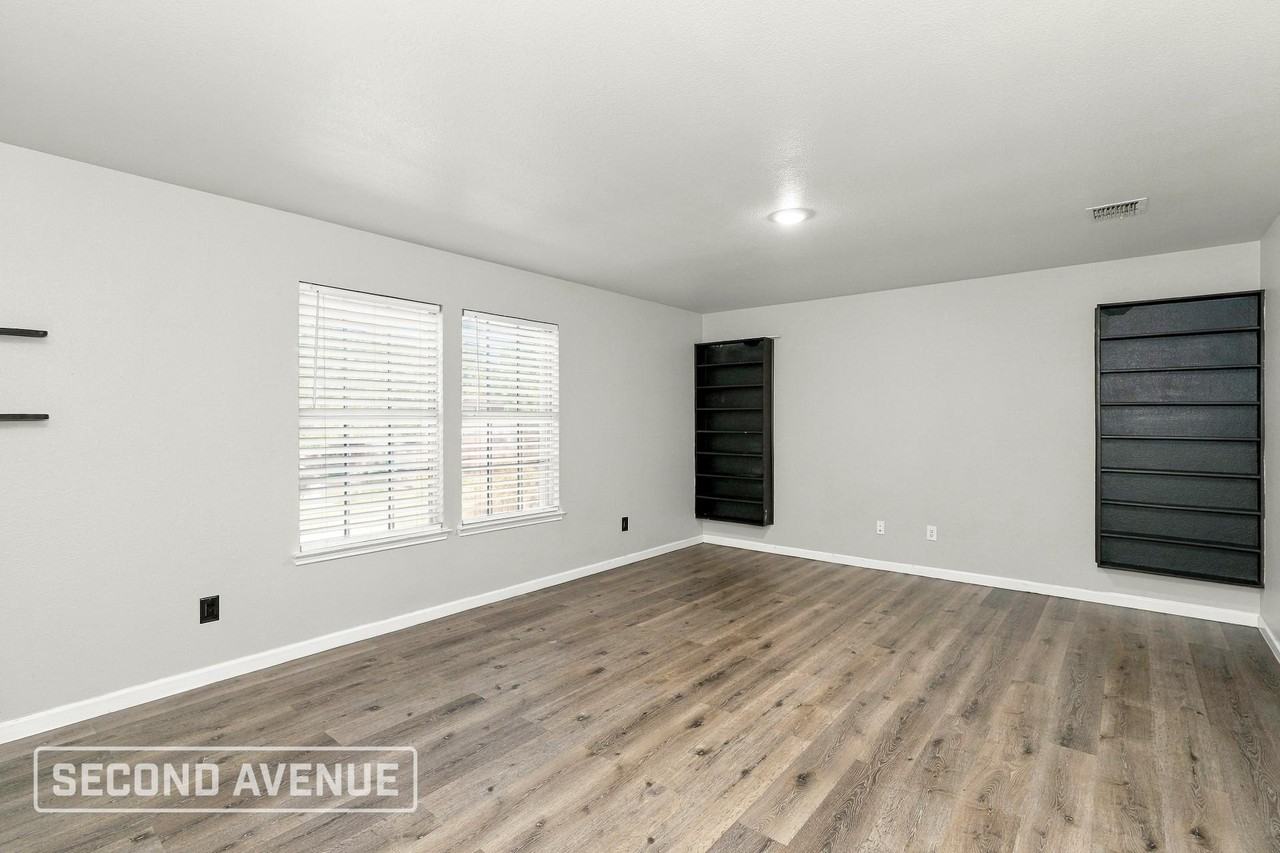 9400 Goldenview Dr - Photo 4 of 21