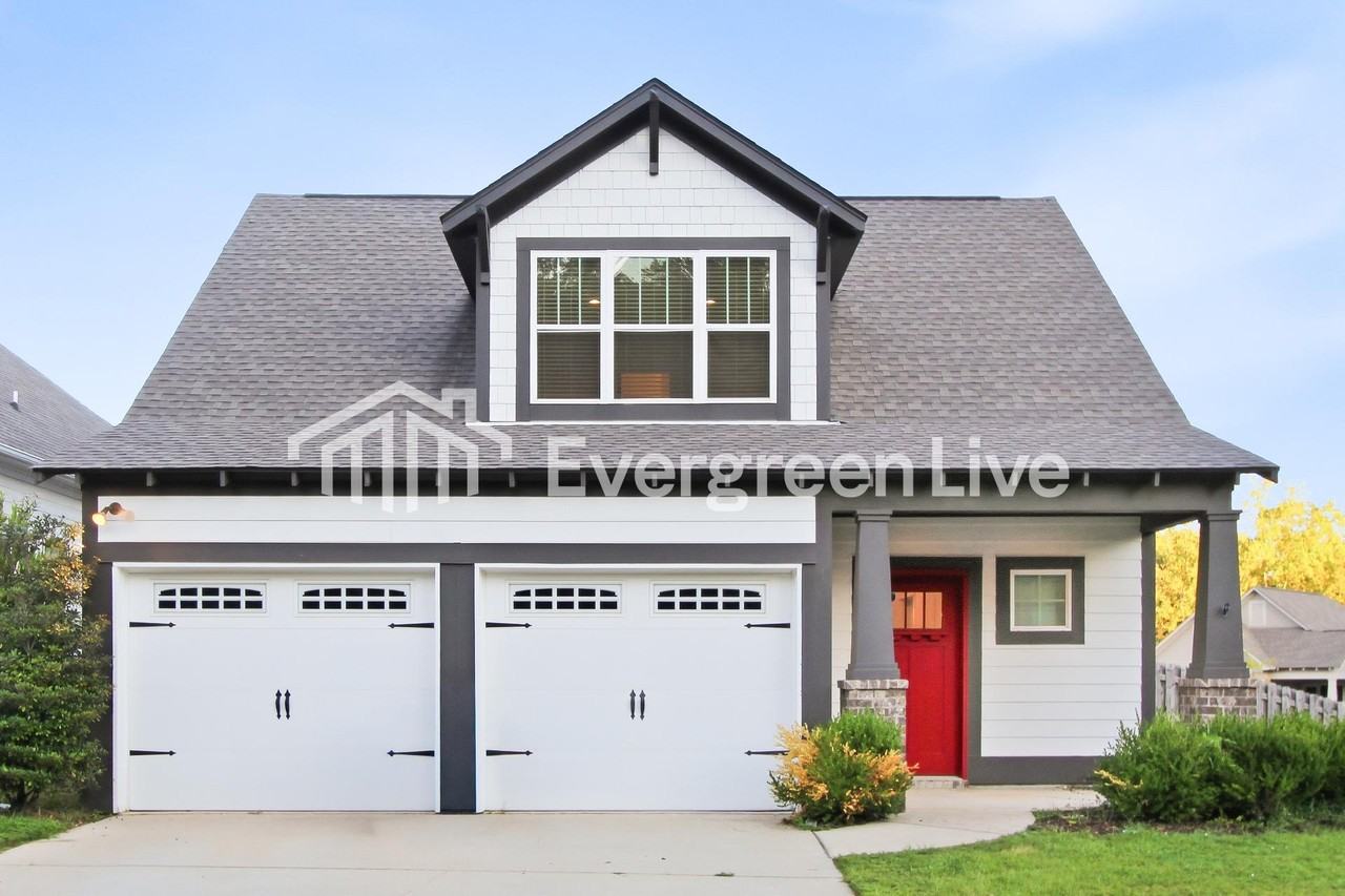 2724 Village Ln