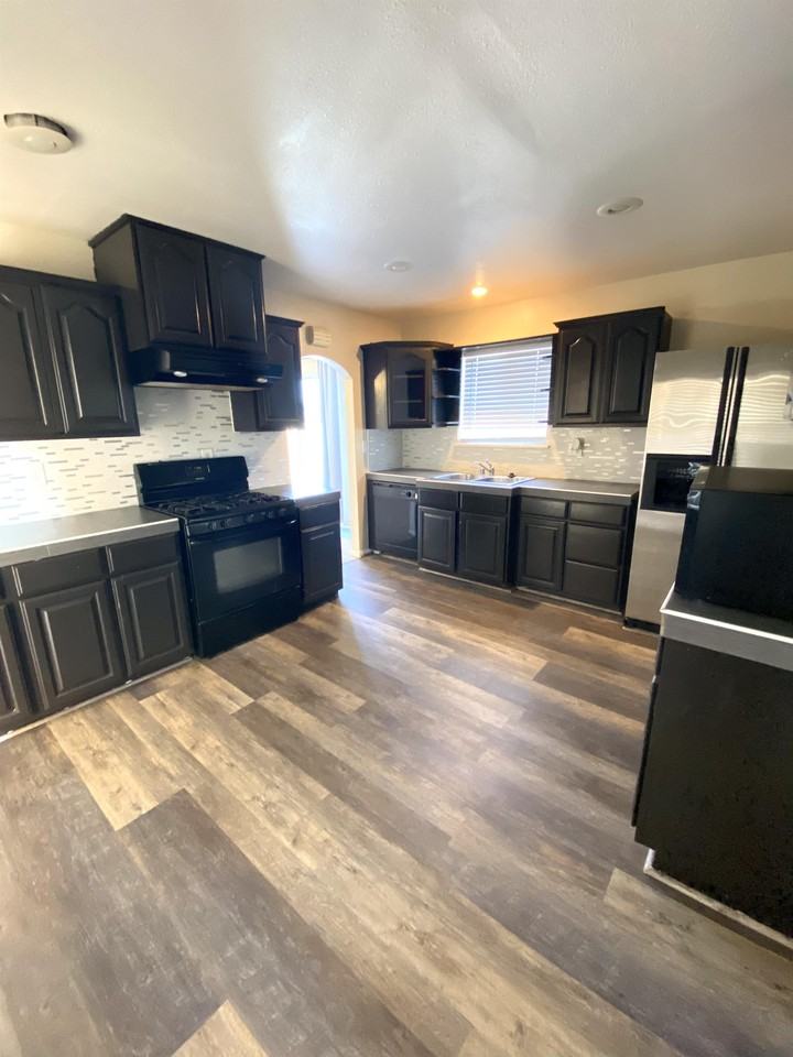 7650 Shadyglade Ln - Photo 7 of 21