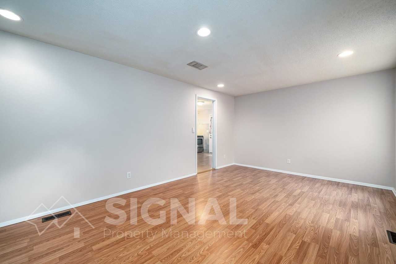 5040 Oak Leaf Cir - Photo 5 of 24