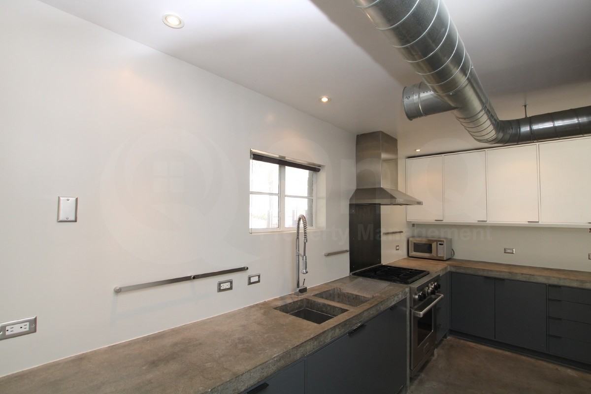 711 W Wilshire Dr - Photo 3 of 22