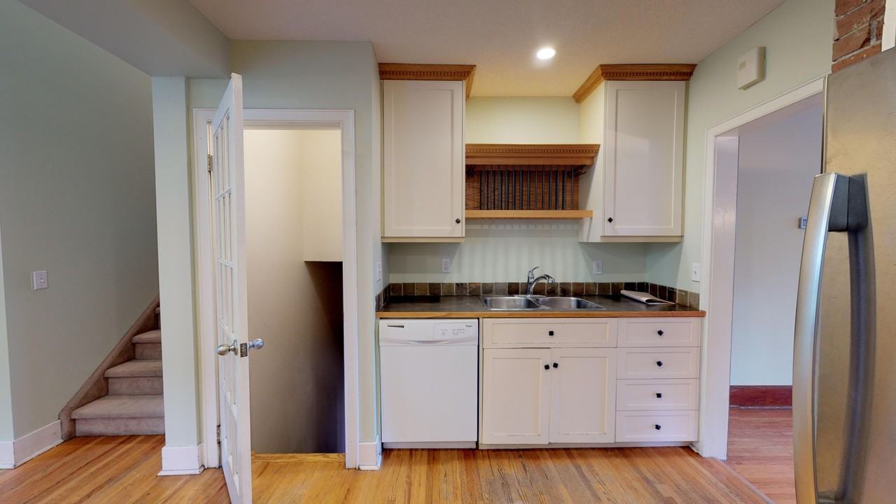 215 10 Ave Ne - Photo 4 of 25