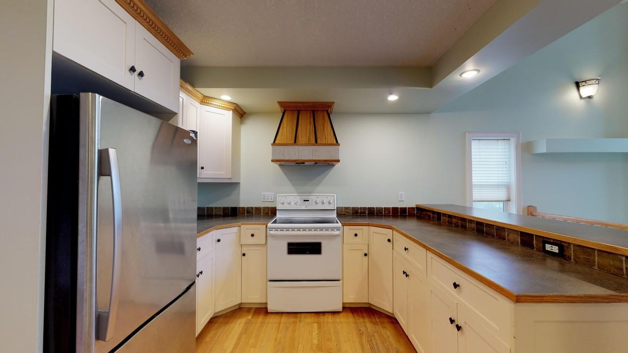 215 10 Ave Ne - Photo 5 of 25