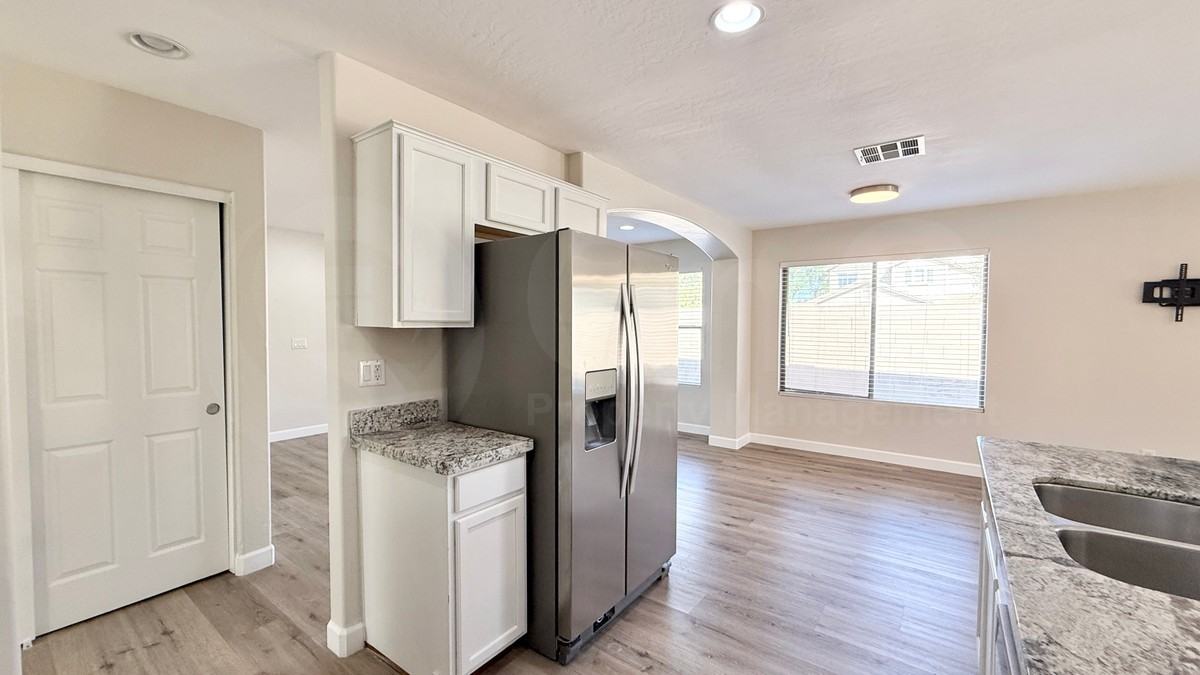 2431 W Sawtooth Way - Photo 5 of 20