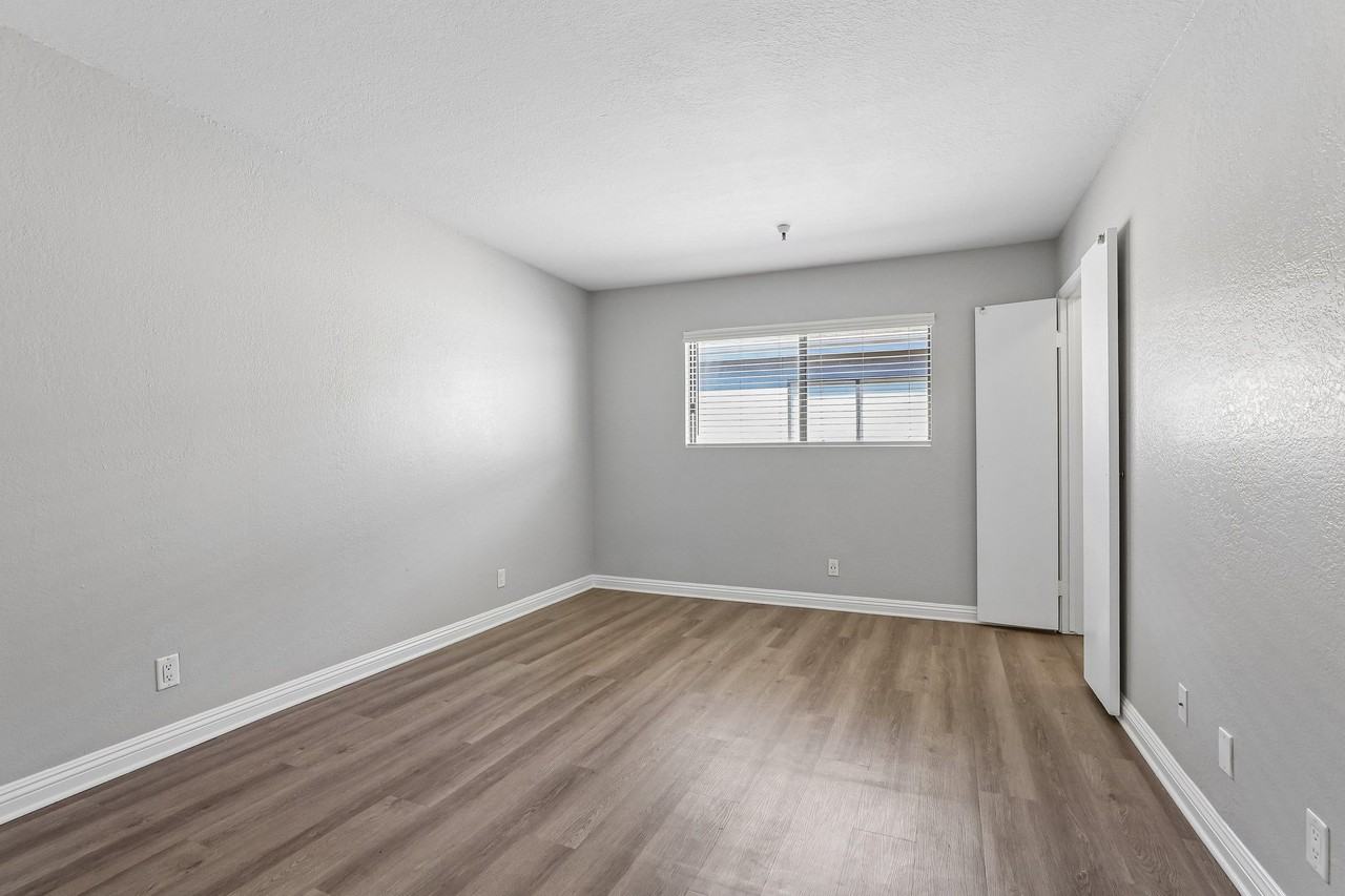 13220 Cordary Ave. - Photo 3 of 22