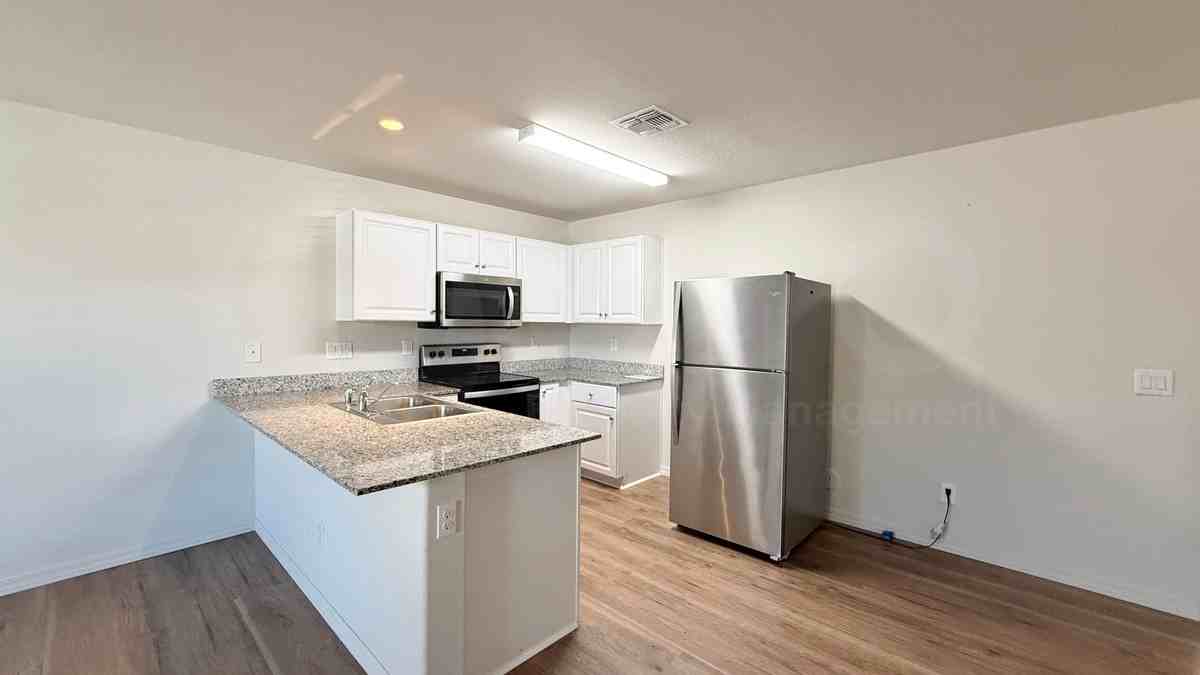 135 W Watson Pl - Photo 4 of 18