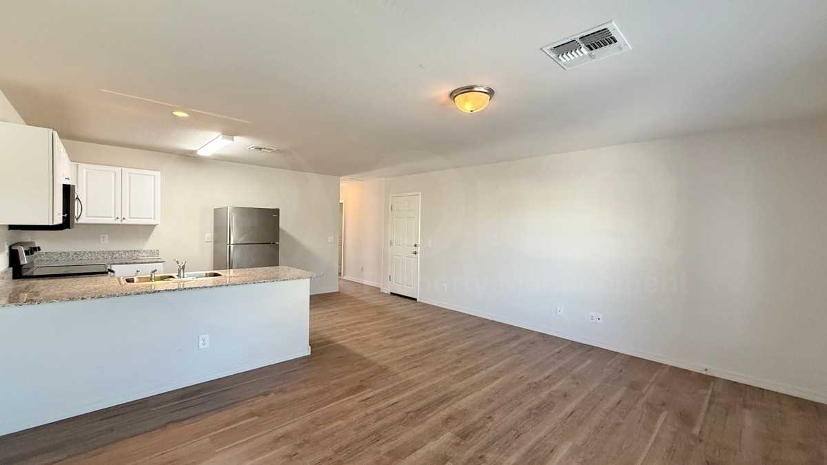 135 W Watson Pl - Photo 5 of 18