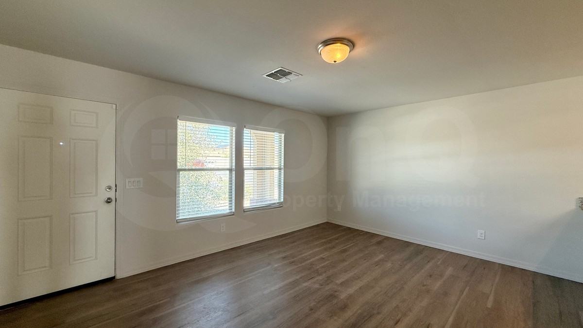 135 W Watson Pl - Photo 7 of 18