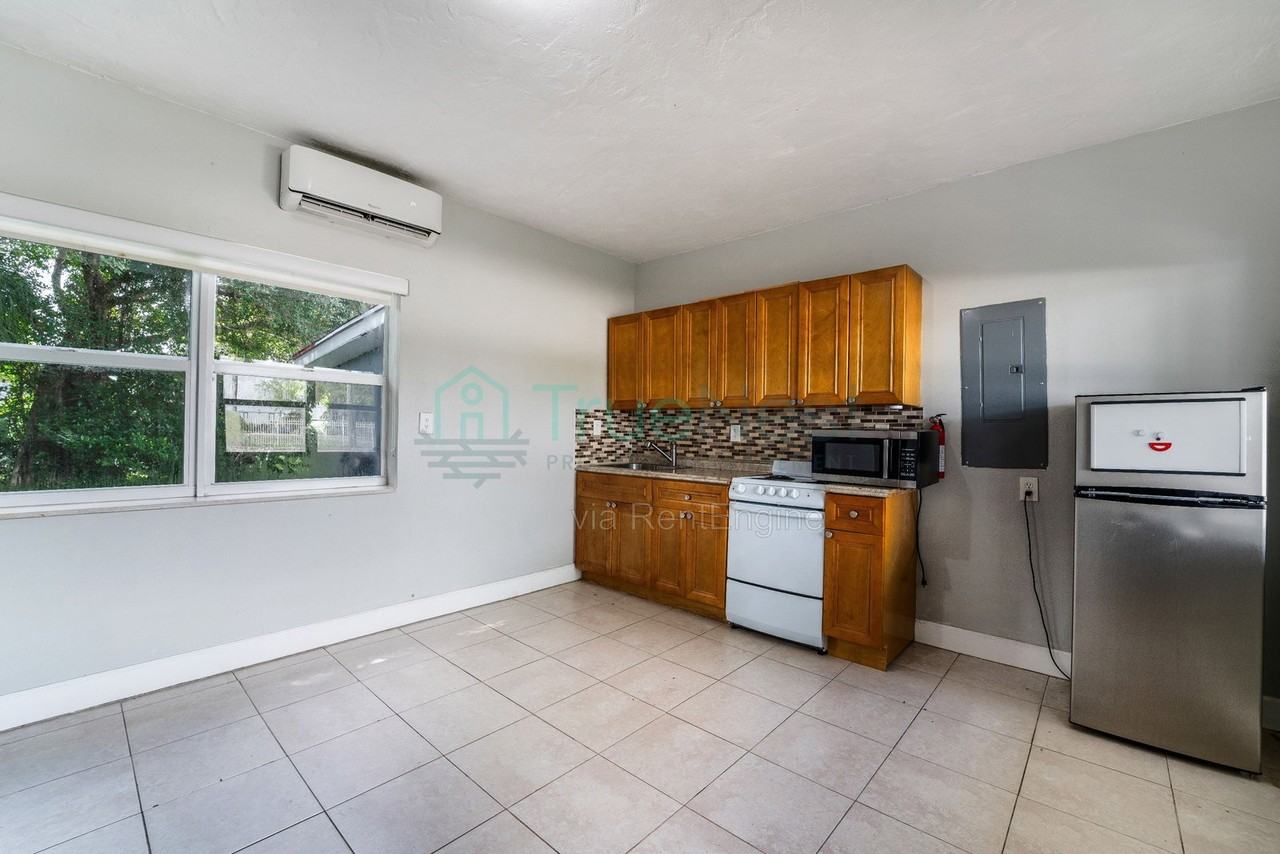 1136 Ne 167th St #A - Photo 4 of 19