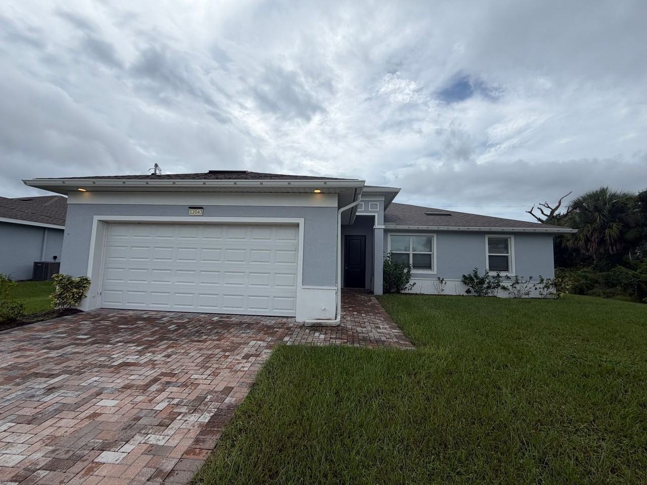 12043 Crossgate Ave - Photo 2 of 32