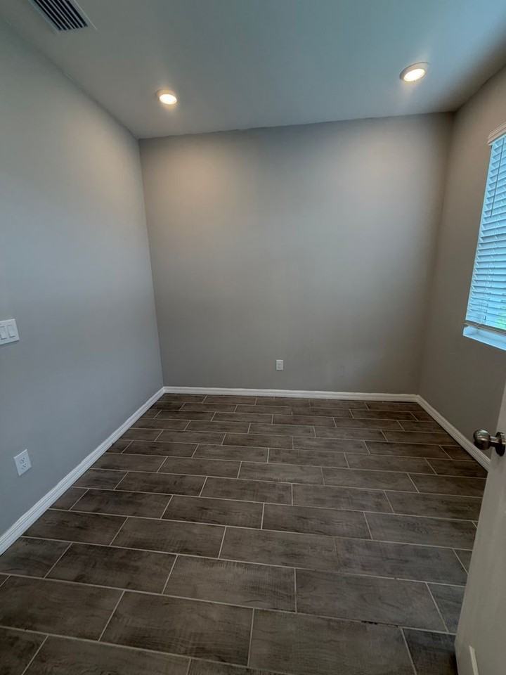 12043 Crossgate Ave - Photo 4 of 32