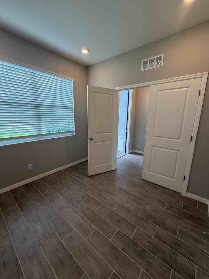 12043 Crossgate Ave - Photo 5 of 32