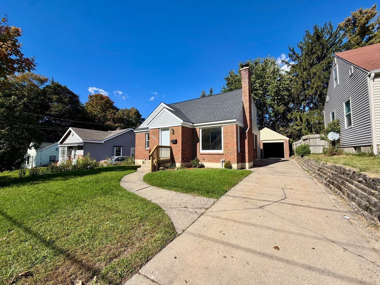 1429 Louise St Se - Photo 2 of 34
