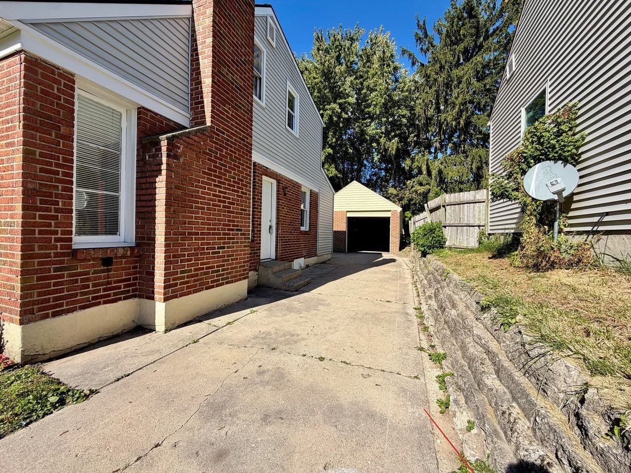 1429 Louise St Se - Photo 3 of 34