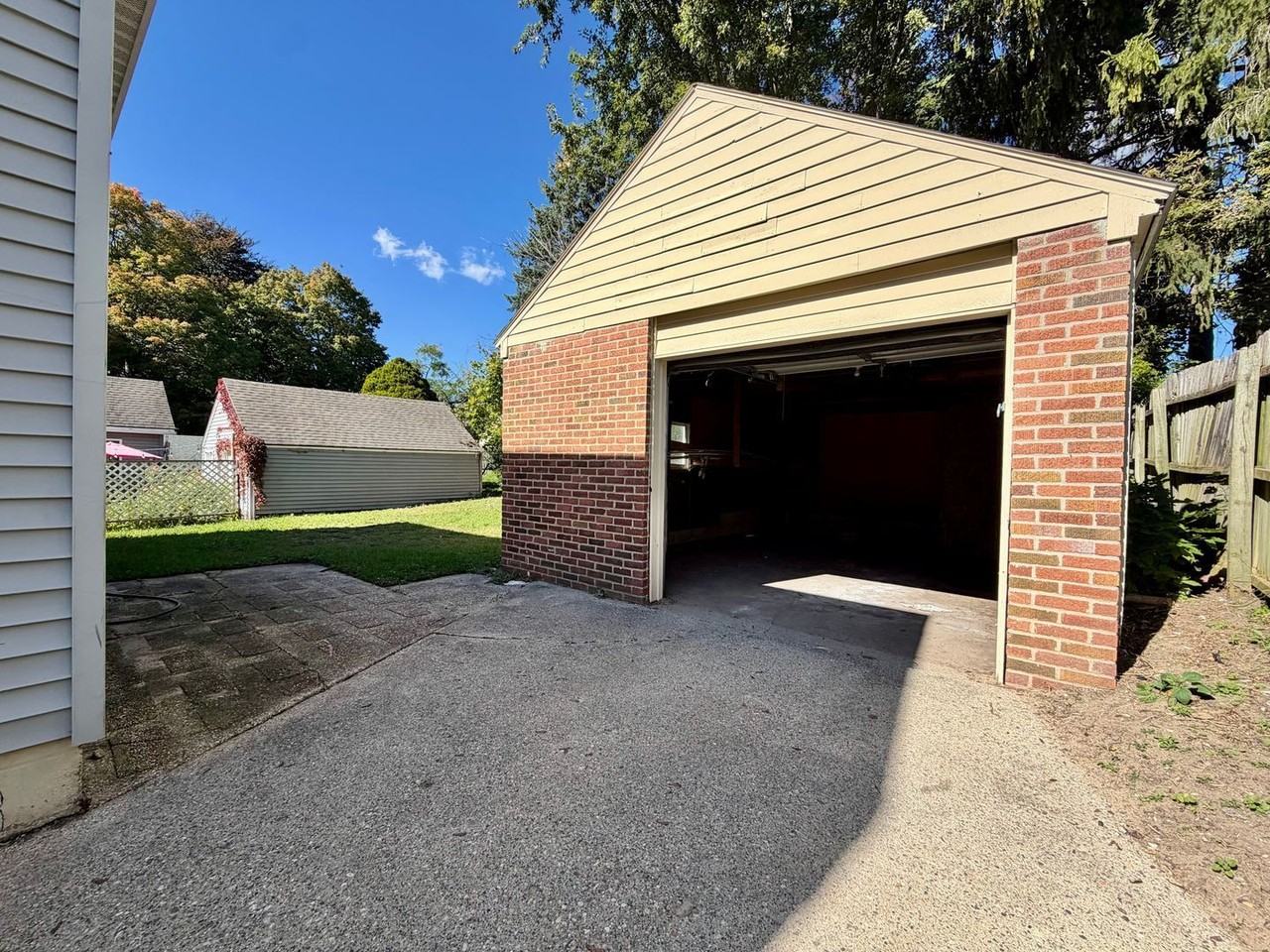 1429 Louise St Se - Photo 4 of 34