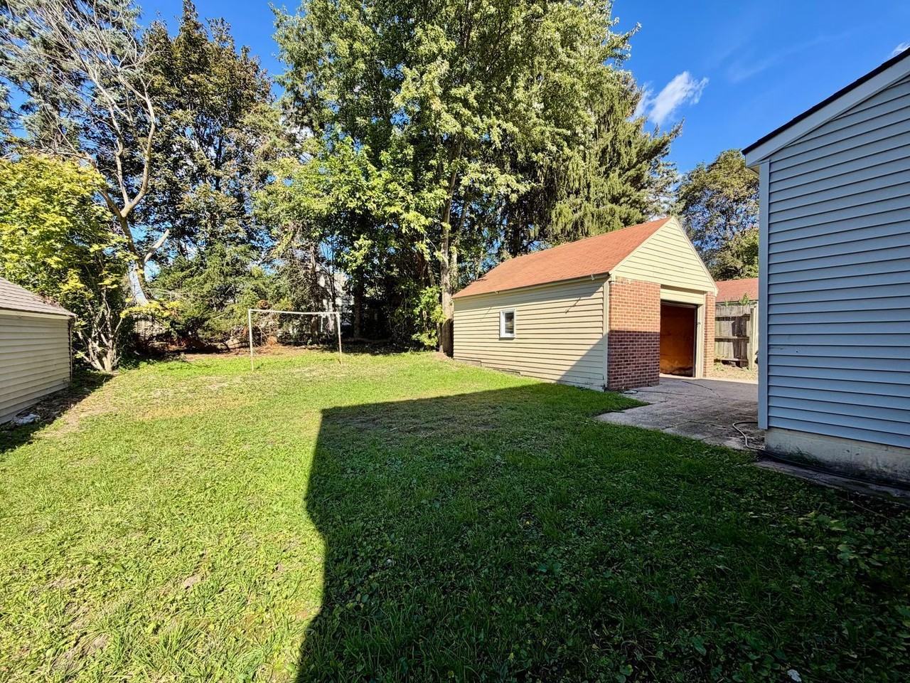 1429 Louise St Se - Photo 5 of 34