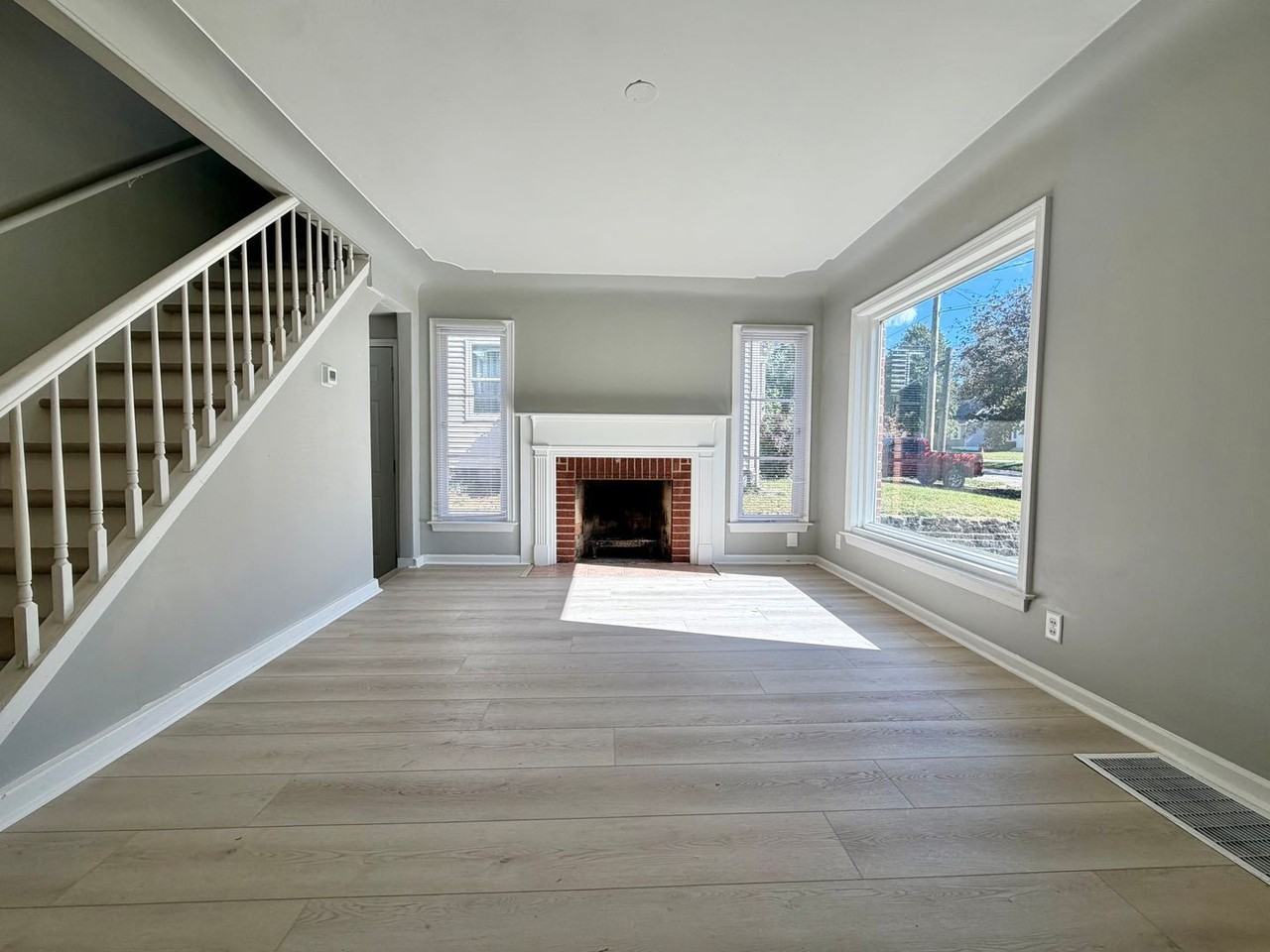 1429 Louise St Se - Photo 7 of 34
