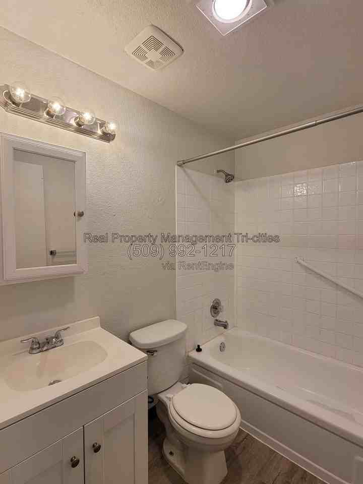 1025 W Entiat Ave #B6 - Photo 4 of 11