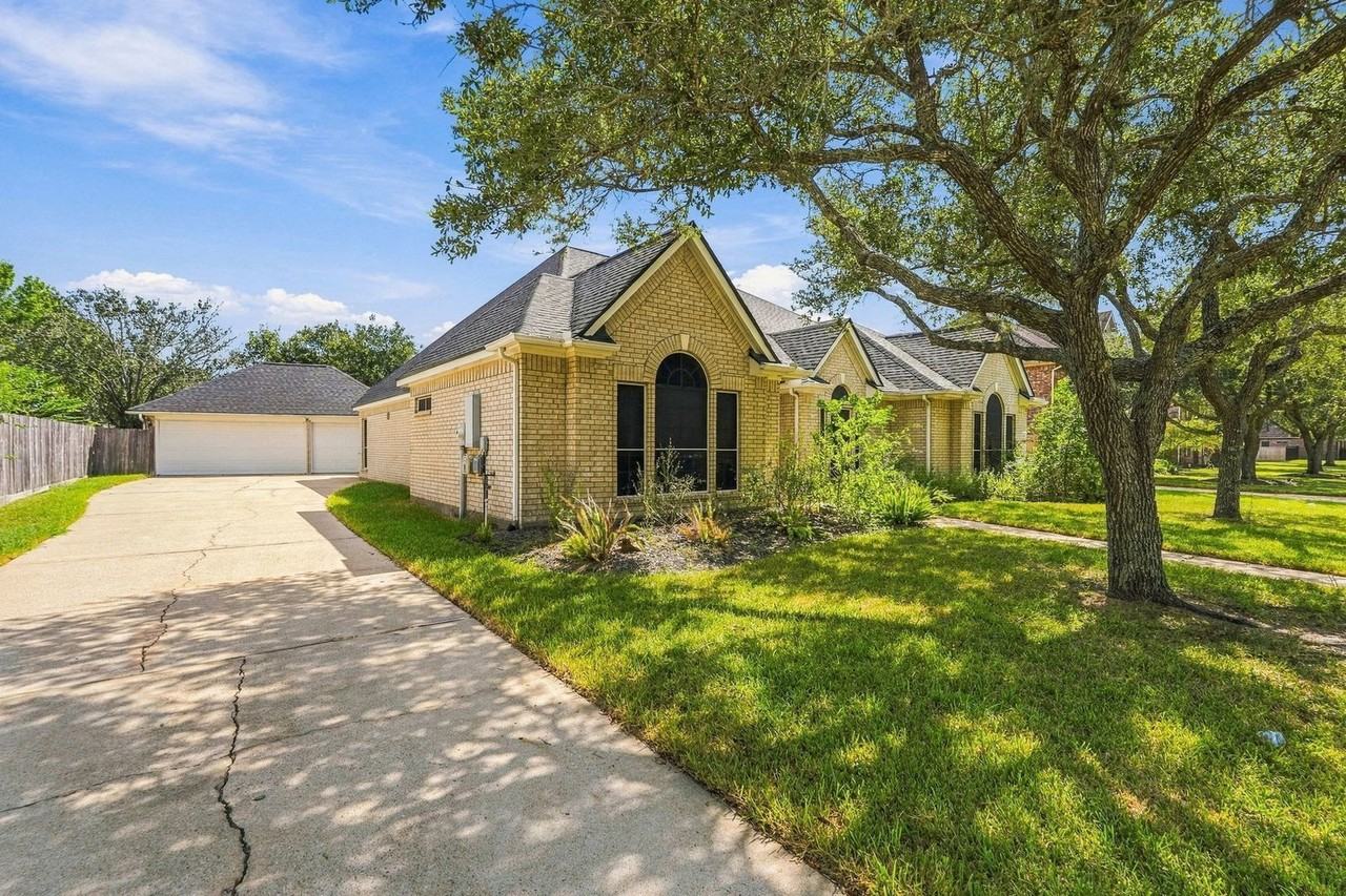 2845 Martina Dr - Photo 2 of 27