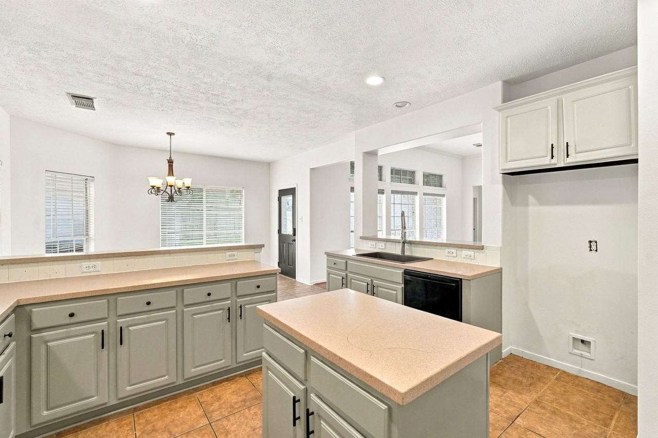 2845 Martina Dr - Photo 3 of 27